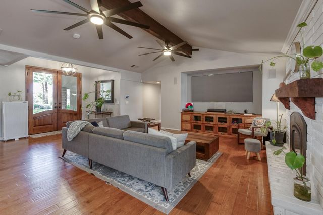 6090 Amber Avenue, Clovis, CA 93619