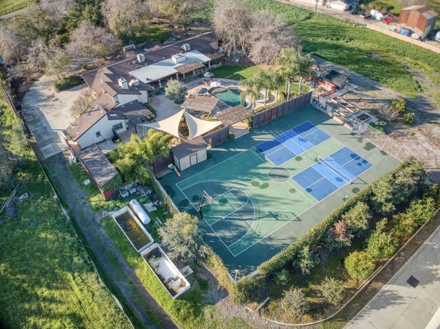 6090 Amber Avenue, Clovis, CA 93619