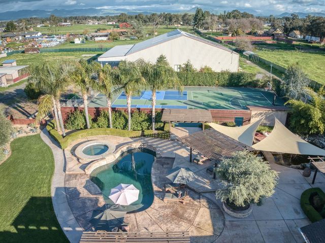 6090 Amber Avenue, Clovis, CA 93619