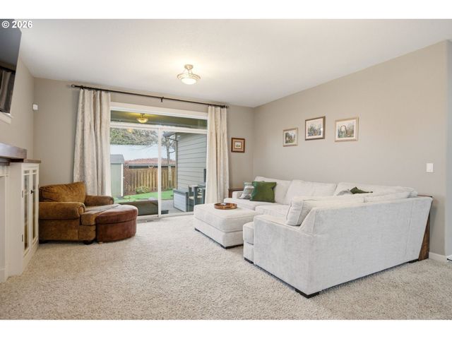 8117 COX Ln, Gladstone, OR 97027