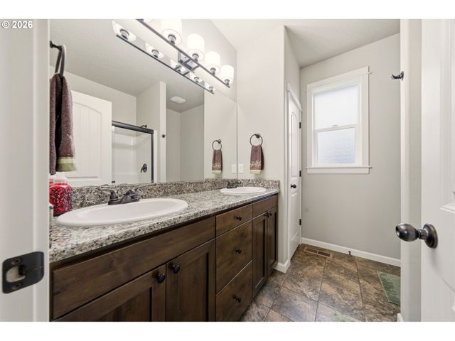 8117 COX Ln, Gladstone, OR 97027