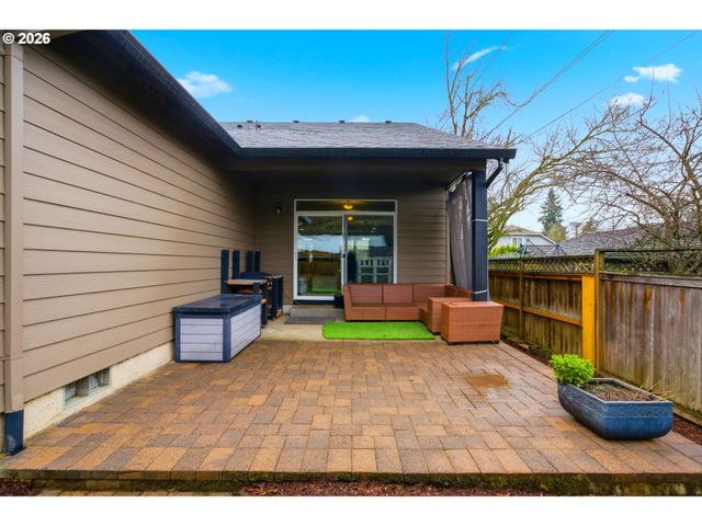 8117 COX Ln, Gladstone, OR 97027