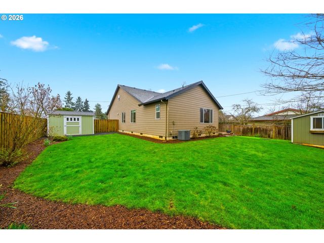 8117 COX Ln, Gladstone, OR 97027