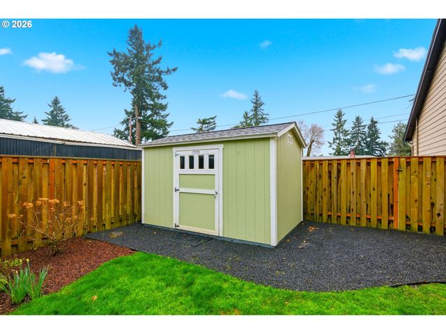 8117 COX Ln, Gladstone, OR 97027