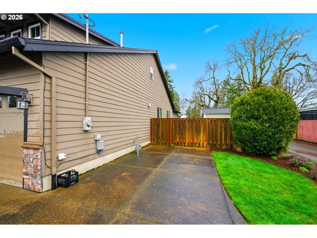 8117 COX Ln, Gladstone, OR 97027