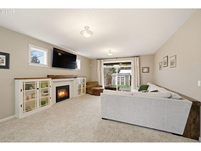 8117 COX Ln, Gladstone, OR 97027