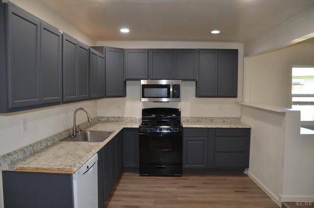 237 Smith Avenue, Lemoore, CA 93245