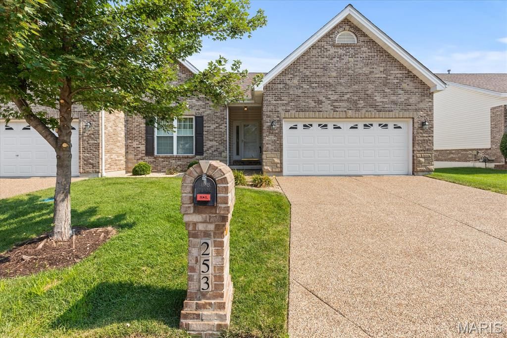 253 Strayhorn Drive, St Peters, MO 63376