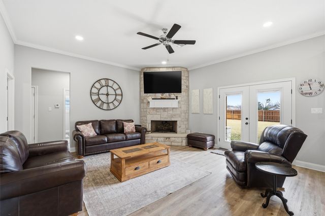 810 N Davis Street, West, TX 76691