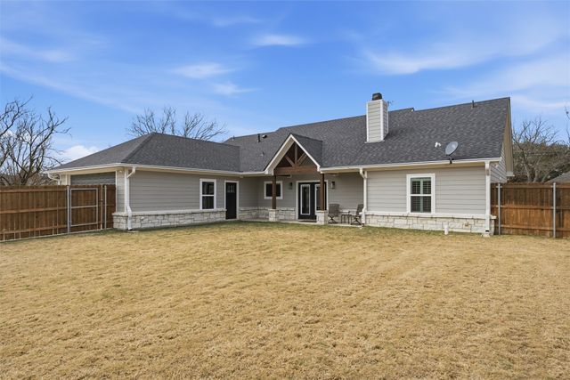 810 N Davis Street, West, TX 76691