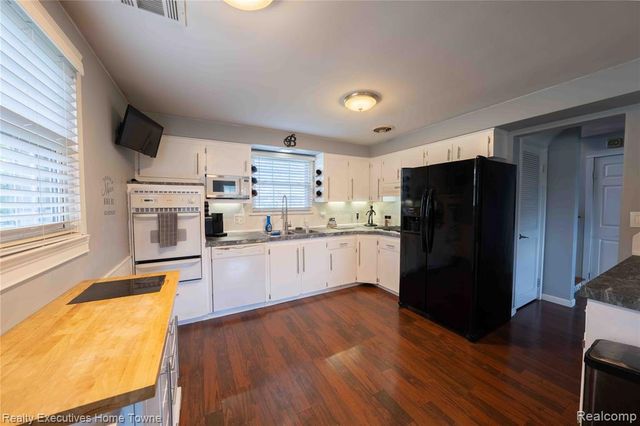 2854 Elmwood Street, Port Huron, MI 48060