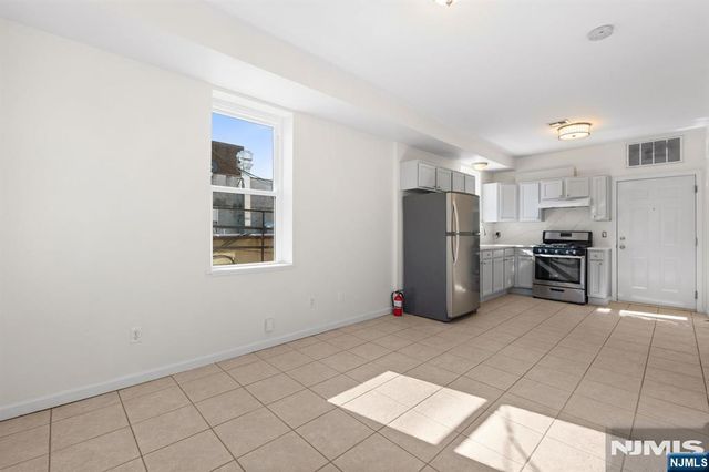 613 Ridge Road 2R, Lyndhurst, NJ 07071