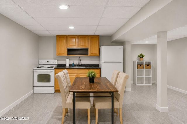 33 Heather Drive, Manalapan, NJ 07726