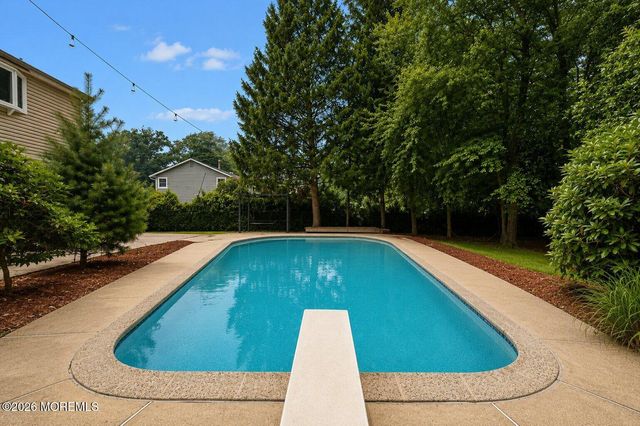 33 Heather Drive, Manalapan, NJ 07726