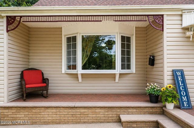 33 Heather Drive, Manalapan, NJ 07726