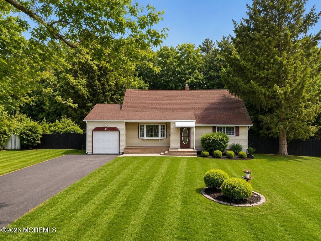 33 Heather Drive, Manalapan, NJ 07726