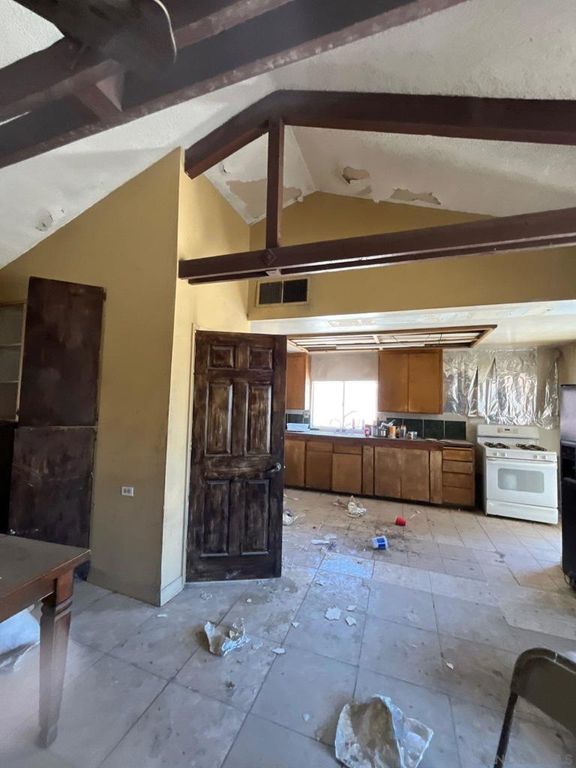 Image 12 of property listing at 1055 Calle De Amistad, El Mirage, CA 92301