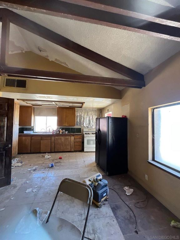 Image 13 of property listing at 1055 Calle De Amistad, El Mirage, CA 92301