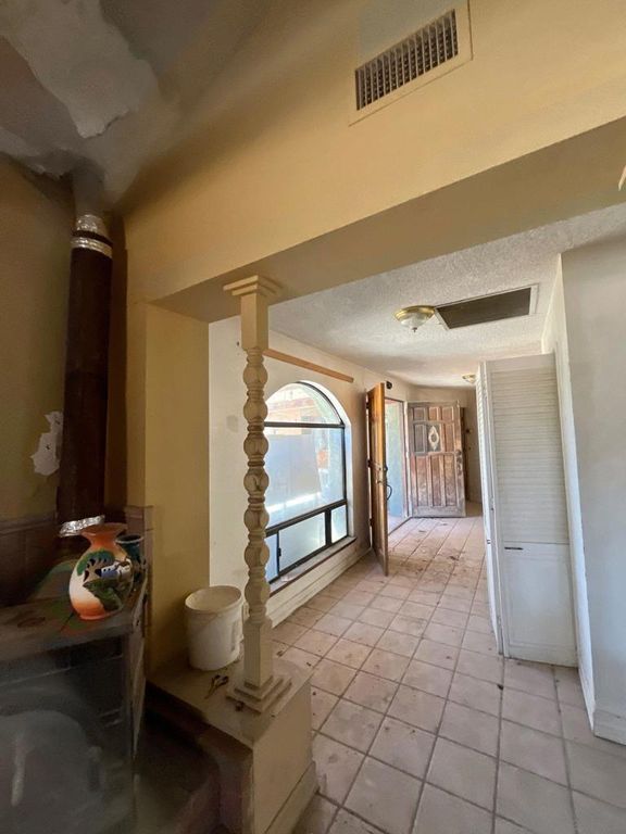 Image 14 of property listing at 1055 Calle De Amistad, El Mirage, CA 92301
