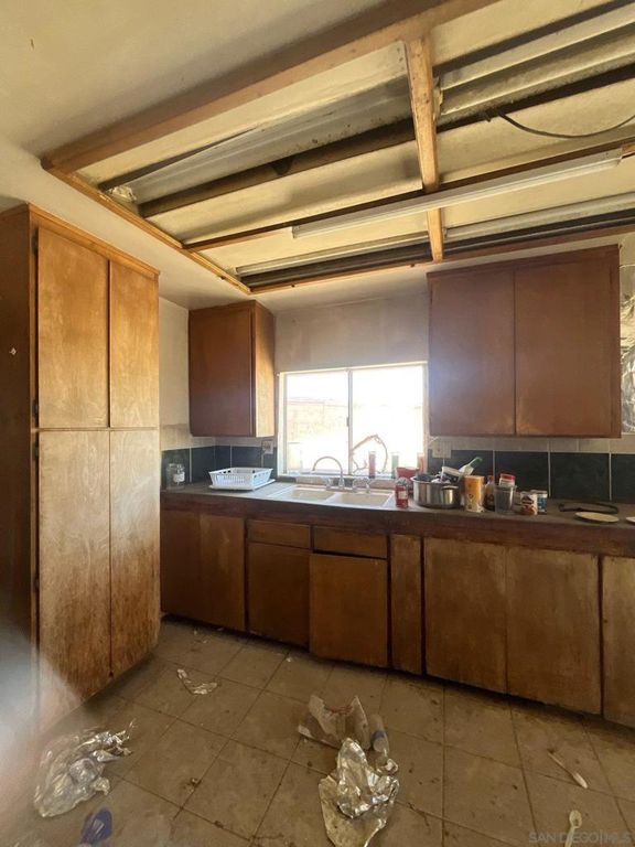Image 3 of property listing at 1055 Calle De Amistad, El Mirage, CA 92301