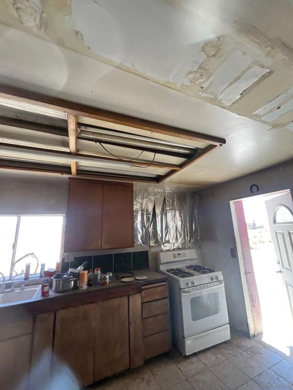 Image 4 of property listing at 1055 Calle De Amistad, El Mirage, CA 92301