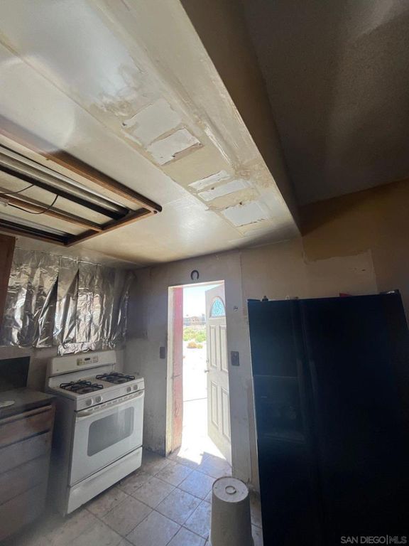 Image 5 of property listing at 1055 Calle De Amistad, El Mirage, CA 92301
