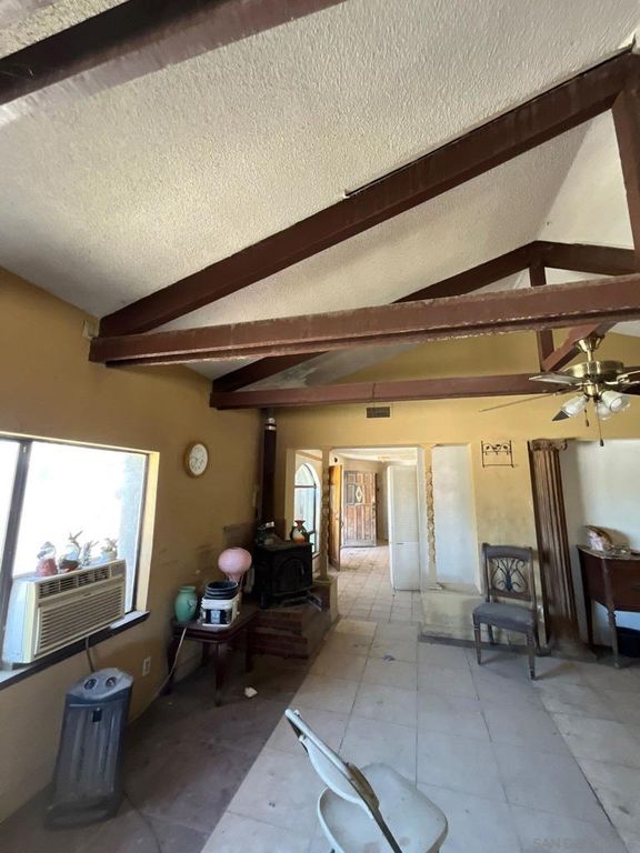 Image 7 of property listing at 1055 Calle De Amistad, El Mirage, CA 92301