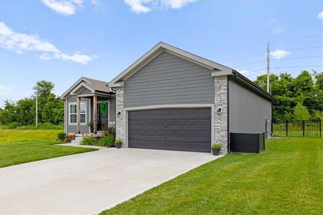 1203 SW Burns Circle, Oak Grove, MO 64075