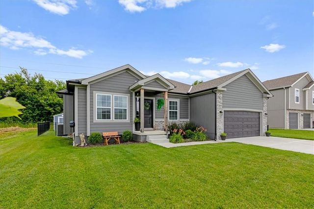 1203 SW Burns Circle, Oak Grove, MO 64075