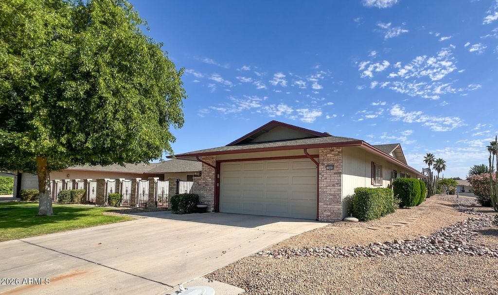 Image 3 of property listing at 12902 W CASTLE ROCK Drive, Sun City West, AZ 85375
