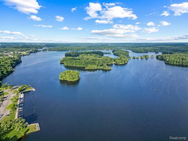 2664 Crystal Lake Drive, Commerce Charter Township, MI 48382