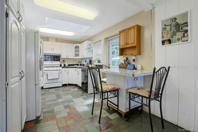 30 N Strawberry Hill Lane N, West Nyack, NY 10994