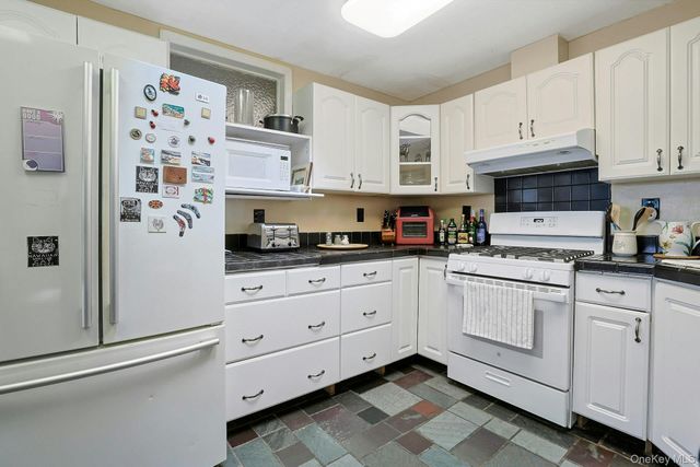 30 N Strawberry Hill Lane N, West Nyack, NY 10994