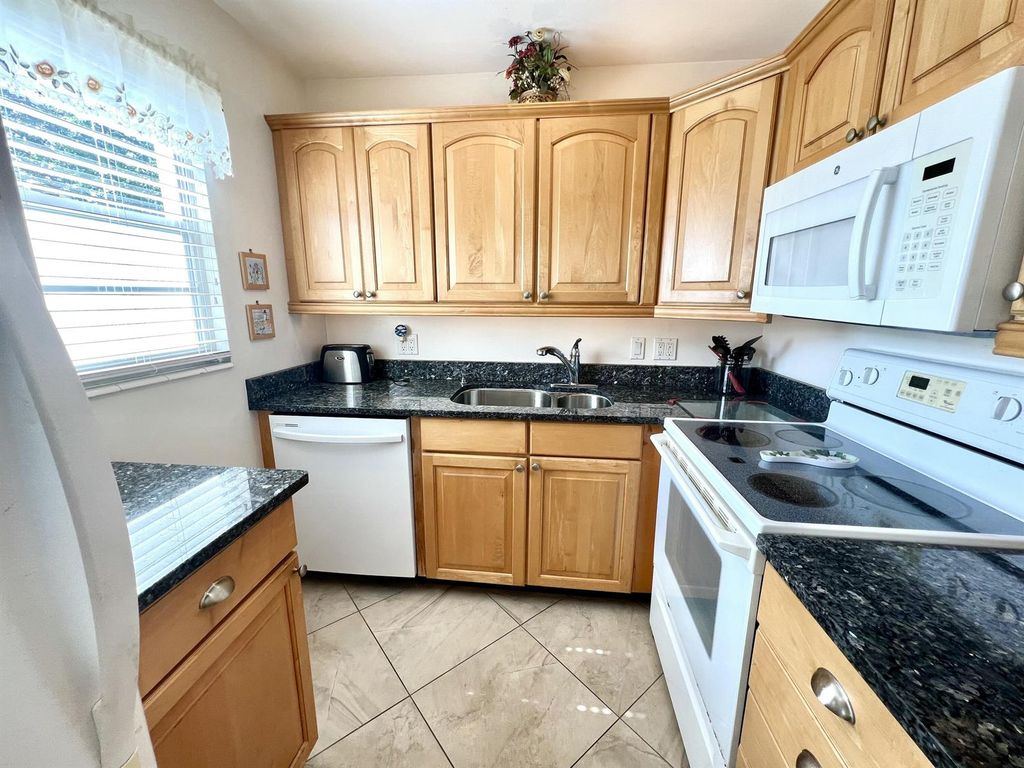 328 Farnham P, Deerfield Beach, FL 33442