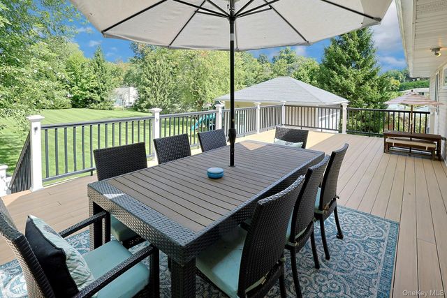 9 Stonegate Road, Valhalla, NY 10595