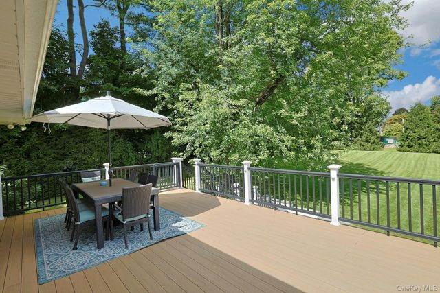 9 Stonegate Road, Valhalla, NY 10595