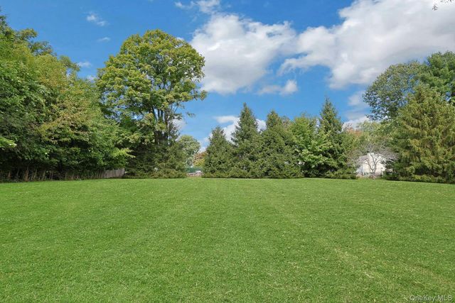 9 Stonegate Road, Valhalla, NY 10595