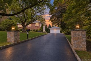 9 Stonegate Road, Valhalla, NY 10595