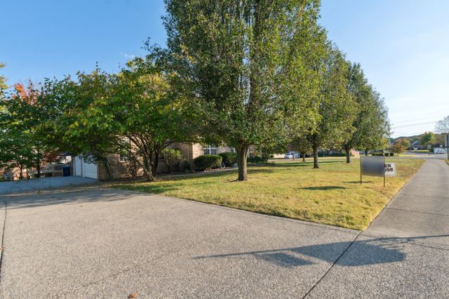 8018 Burntwood Dr, La Vergne, TN 37086