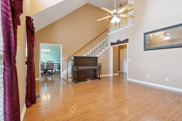 8018 Burntwood Dr, La Vergne, TN 37086