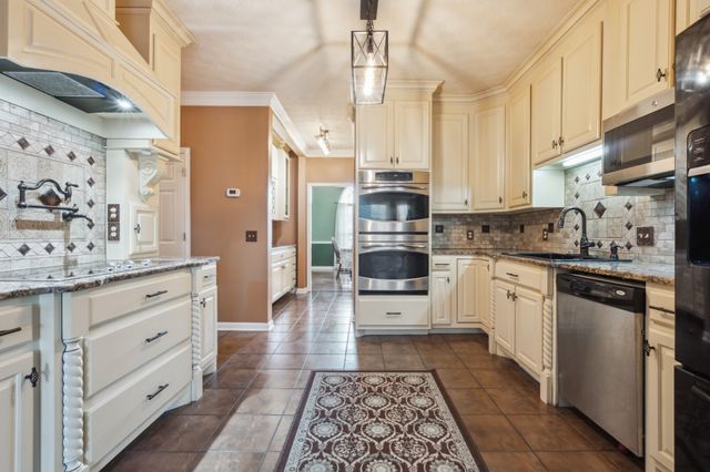 8018 Burntwood Dr, La Vergne, TN 37086