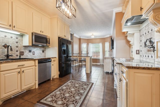 8018 Burntwood Dr, La Vergne, TN 37086