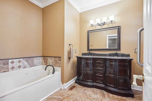 8018 Burntwood Dr, La Vergne, TN 37086