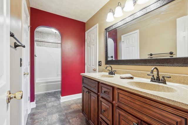 8018 Burntwood Dr, La Vergne, TN 37086