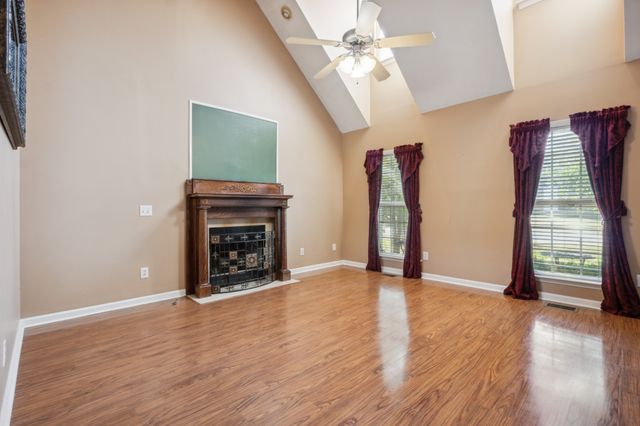 8018 Burntwood Dr, La Vergne, TN 37086