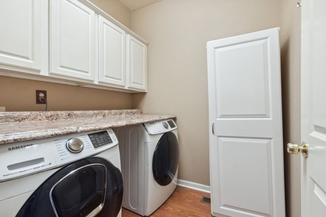 8018 Burntwood Dr, La Vergne, TN 37086