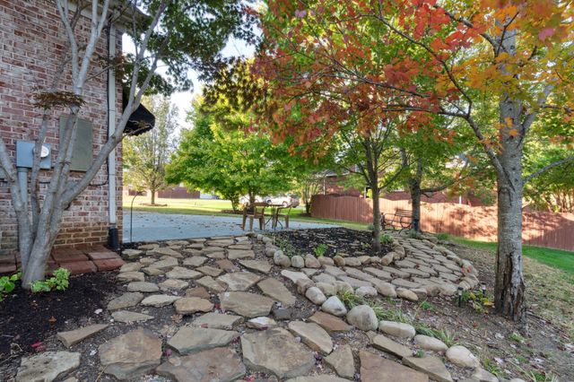 8018 Burntwood Dr, La Vergne, TN 37086