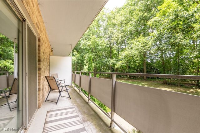 2112 Acacia Park Drive 220, Lyndhurst, OH 44124