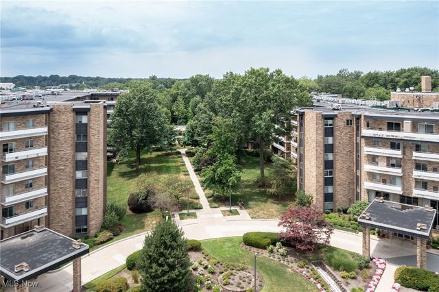 2112 Acacia Park Drive 220, Lyndhurst, OH 44124