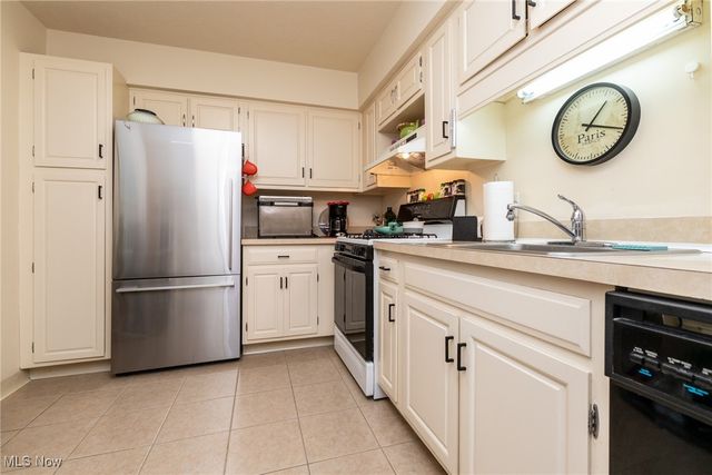 2112 Acacia Park Drive 220, Lyndhurst, OH 44124